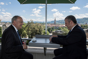 Schneider-Ammann (left) and Kvirikashvili take in some caffeine before getting down to talks in Bern (Keystone)