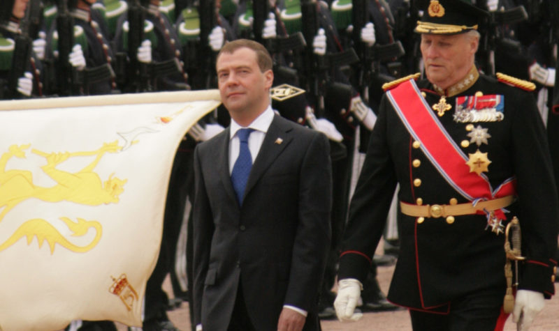 Medvedev_og-kong-Harald-2010-Foto-GAD-Wikimedia-Commons-800x475