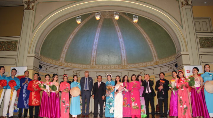 Vietnamese artists presented Norwegian folk songs “Haavard Hedde”, “Per spelmann” and “Nocturne”, music played with Vietnamese traditional musical instrument 10. Vietnamese Deputy Minister Le Khanh Hai (tenth  from left) and Ambassador Le Thi Tuyet Mai (eighth from right) expressed sincere thanks to all guests and artists and those who helped to organize the Vietnamese Cultural Event.