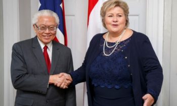 Norway's Prime Minister Erna Solberg (R) shakes hands with President of Singapore Tony Tan Keng Yam, in Oslo, on October 11, 2016. / AFP PHOTO / NTB Scanpix / Heiko JUNGE / Norway OUT