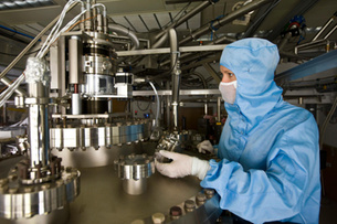 An employee of IBM's research laboratory in Rueschlikon in the canton of Zurich, Switzerland, works on a scanning tunneling microscope, pictured on July 31, 2008. Since 1962 IBM conducts research in Rueschlikon, where today it employs around 300 collaborators. (KEYSTONE/Alessandro Della Bella) Eine Mitarbeiterin des IBM-Forschungslabors in Rueschlikon im Kanton Zuerich arbeitet am 31. Juli 2008 an einem Rastertunnelmikroskop. Seit 1962 forscht IBM in Rueschlikon, wo heute ungefaehr 300 Mitarbeiter fuer das Unternehmen taetig sind. (KEYSTONE/Alessandro Della Bella)