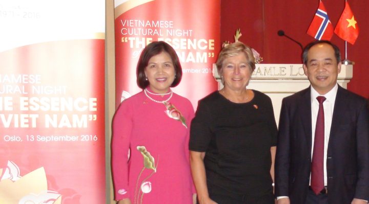 Vietnamese Ambassador Dr. Le Thi Tuyet Mai (on the left) and Norwegian Secretary of Foreign Affairs Tone Skogen (in the middle) and Vietnamese Deputy Minister Le Khanh Hai (right) announced the opening of the Cultural Night in celebration of 45 years of diplomatic relations between Viet Nam and Norway and the National Day of Viet Nam