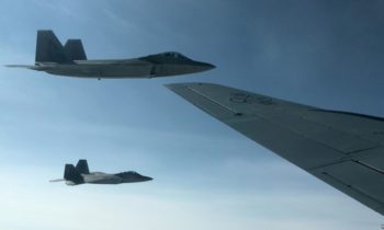 US F-22 Stealth Jets Take on Norway’s F-35 in Simulated Dogfights