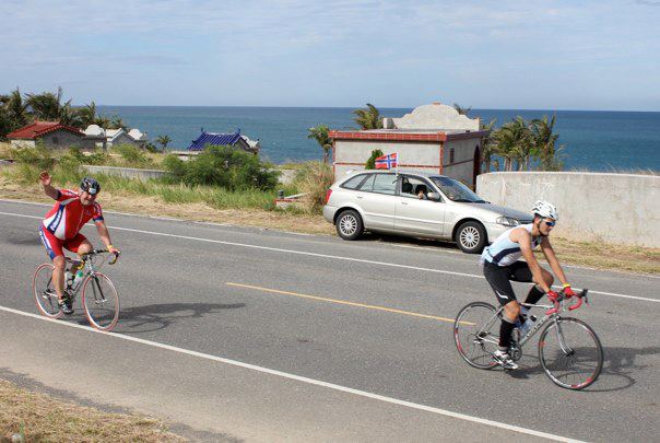 In 2012, Stig Lundsør, together with 7 other Giant dealers from Norway, attended Ironman triathlon in Kenting, southern Taiwan. Here he is biking along the Pacific Ocean waving when passing a car with the Norwegian flag. 