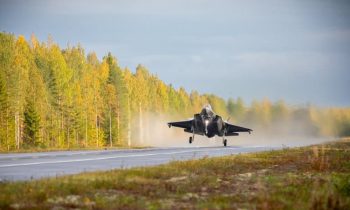 Norwegian F-35 land on a Finnish highway